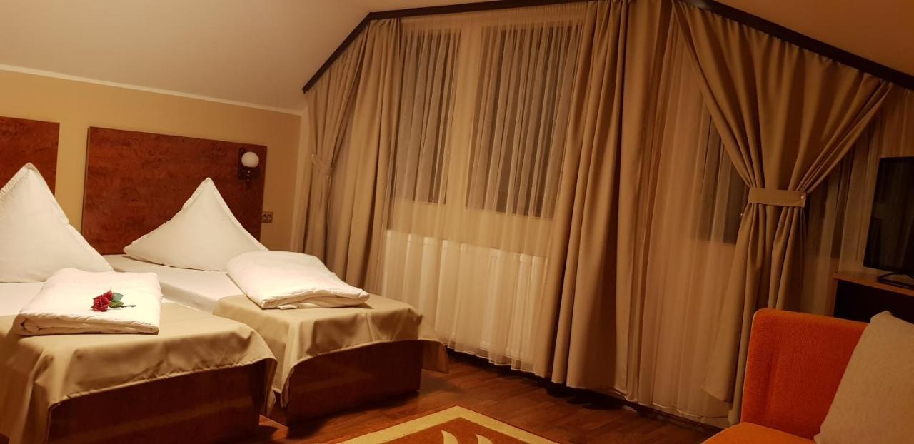 Complex Turistic Caprioara Hotel บายามาเร ภายนอก รูปภาพ